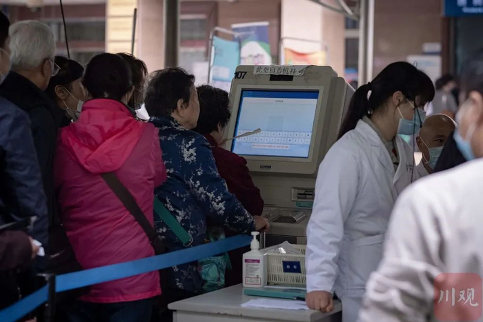  自助挂号机前排起长队的老人