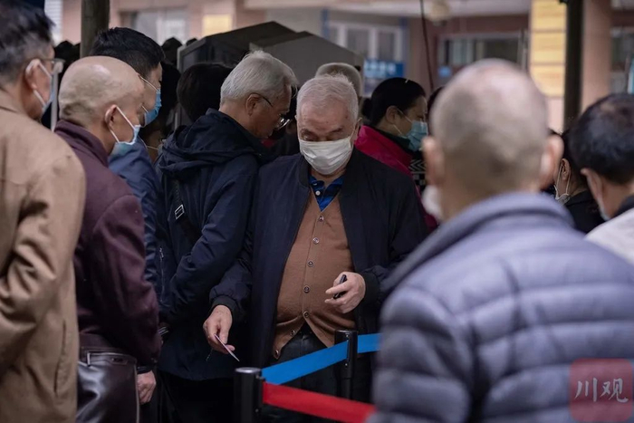  排队挂号的老人