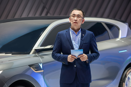    岚图汽车首席执行官兼首席技术官卢放分享新车和技术。