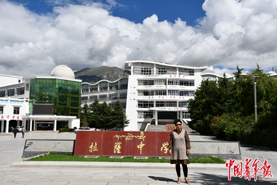     吕淑霞在拉萨中学教学楼前。中青报·中青网见习记者 王姗姗/摄