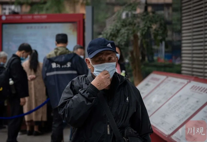  老人戴好口罩，准备进入医院