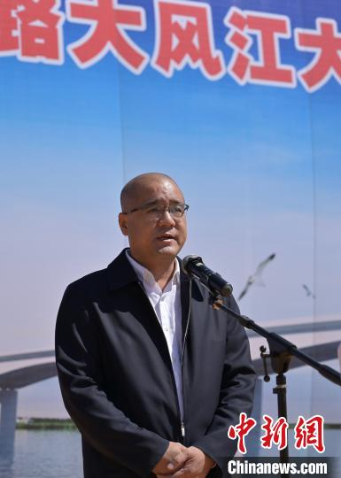 图为广西北部湾经济区规划建设管理办公室副主任王宗文宣布大风江大桥开工。　俞靖 摄