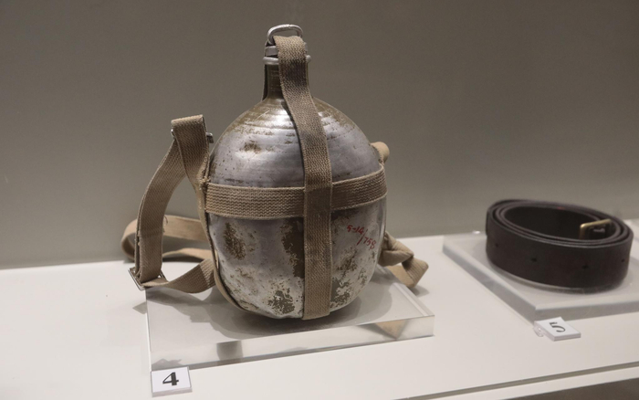 黄继光用过的水壶和皮带。新京报记者 王嘉宁 摄