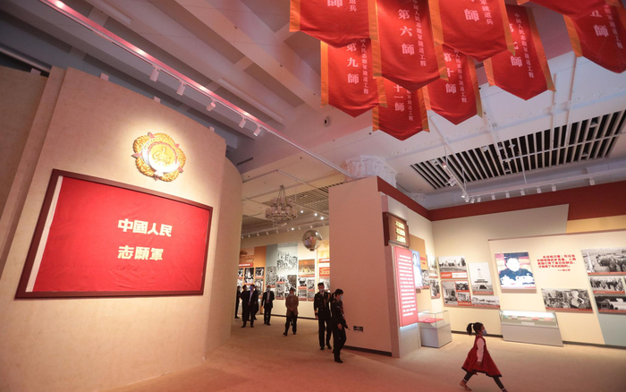 展览现场挂着志愿军旗帜。新京报记者 王嘉宁 摄