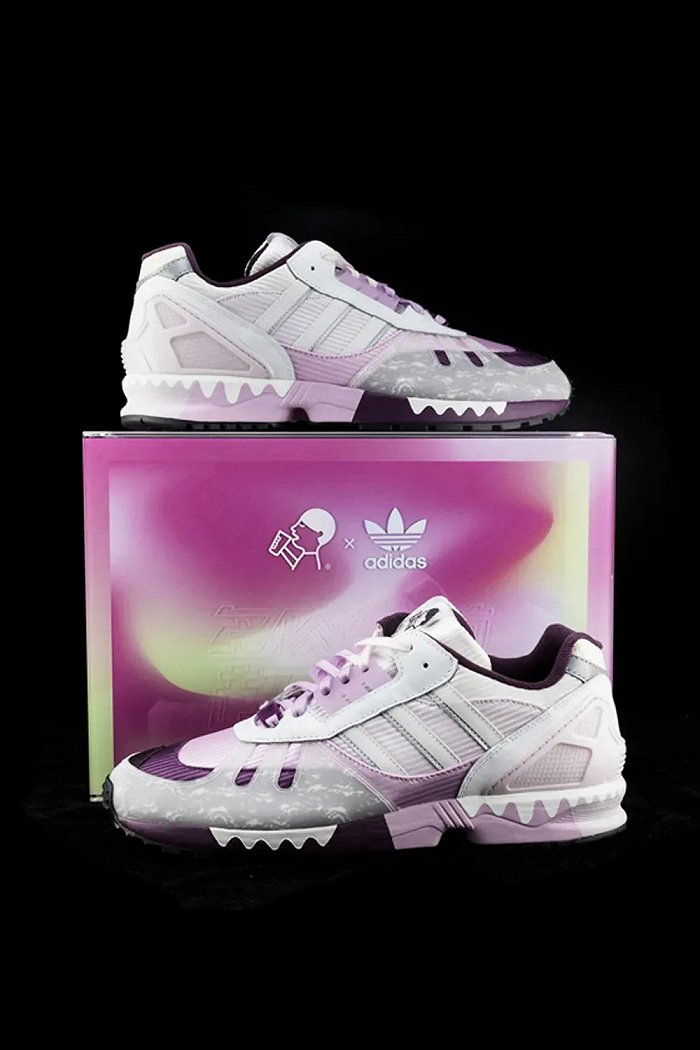 图为：喜茶和Adidas的联名球鞋