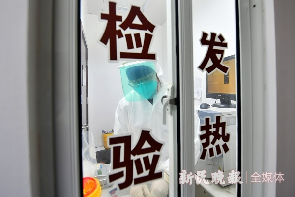 图说：儿科医院现在测体温用的都是电子体温计，水银温度计已经基本不用 新民晚报记者徐程/摄