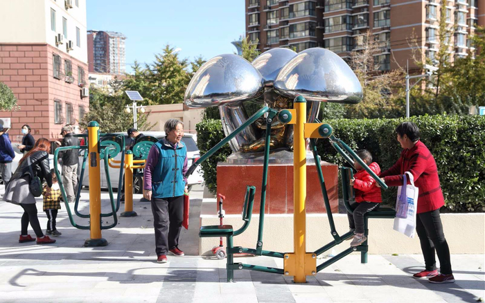 朝阳区奥运村街道科学园南里六区，改造后中心广场设立了健身器材，吸引不少居民前来锻炼。摄影/新京报记者 王飞