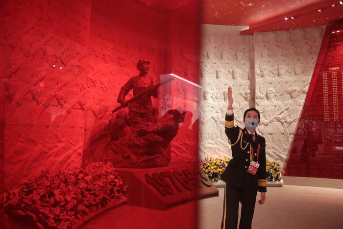 讲解员在讲解牺牲人员信息。新京报记者 王嘉宁 摄