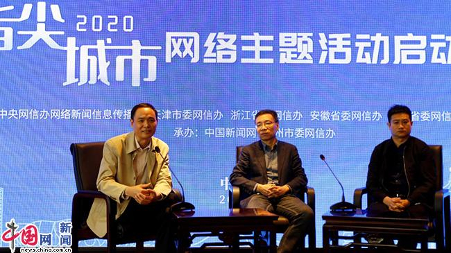 杭州市卫健委副主任谢道溥（左一）答中国网记者提问。（中国网记者 黄磊／摄）