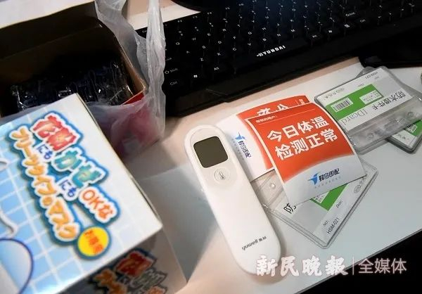 耳温枪、额温枪、电子体温计、水银体温计是目前市面上常见的四种测体温工具 新民晚报记者徐程/摄