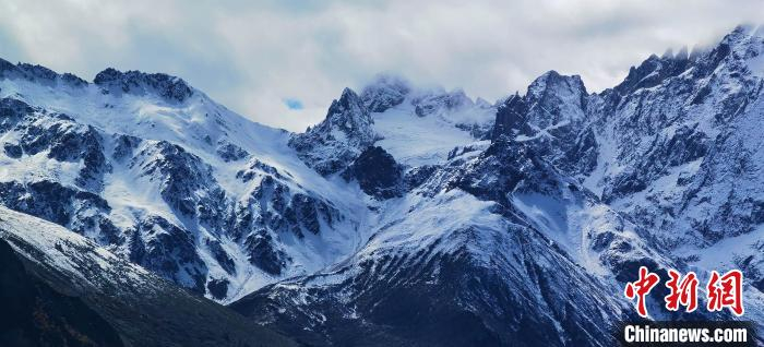 图为梅里雪山。　樊永涛 摄