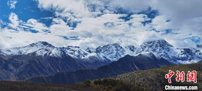 图为梅里雪山。　樊永涛 摄