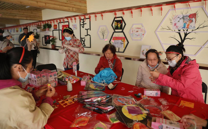 居民们在科韵长廊内进行手工制作。摄影/新京报记者 王飞
