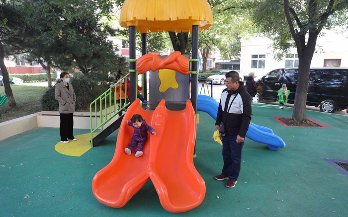 科学园南里六区中心广场改造后设立了儿童游乐区。摄影/新京报记者 王飞