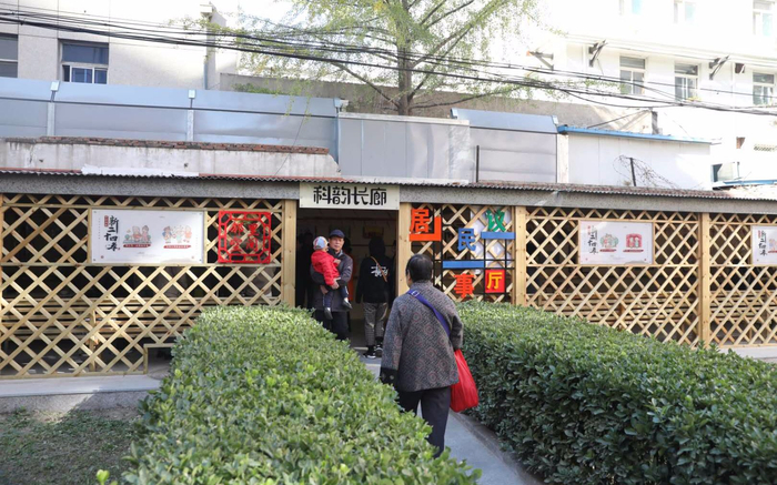 科学园南里六区东侧设立了科韵长廊，居民可在此参与下棋、画画和制作手工等文艺活动。摄影/新京报记者 王飞