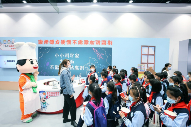 ▲讲解员介绍方便面中的航天科技