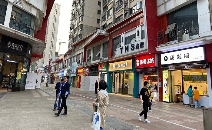 万达金街不到1公里的商圈，有30多家奶茶店聚集