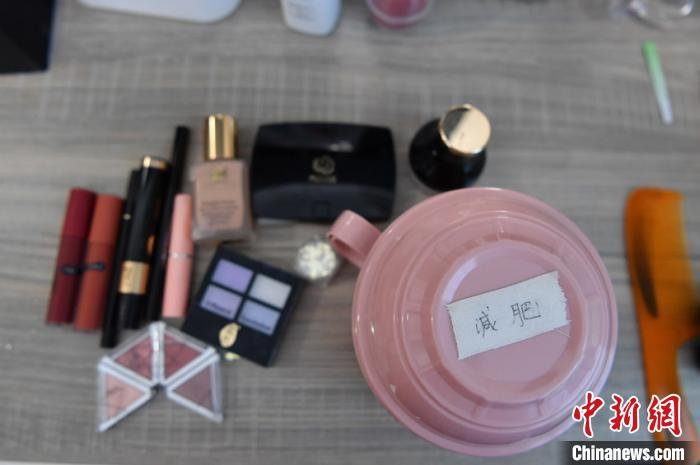 陈前芳在饭盒贴上字条，时刻激励自己。　张瑶 摄