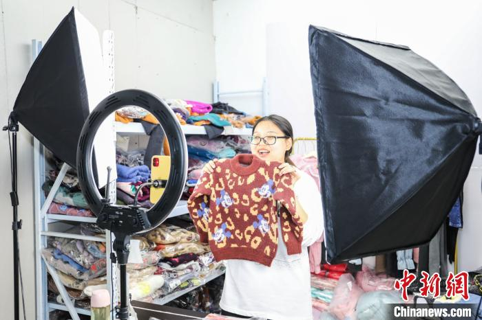 企业主在直播带货 王建明 摄