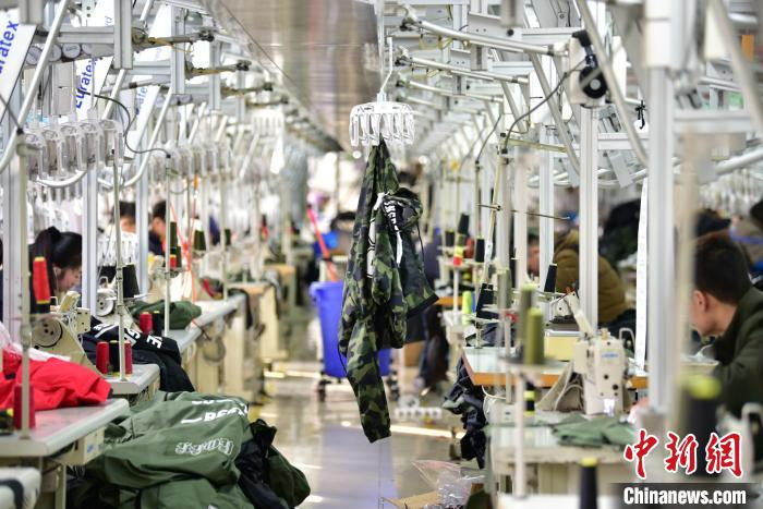 织里童装企业车间 张栋 摄