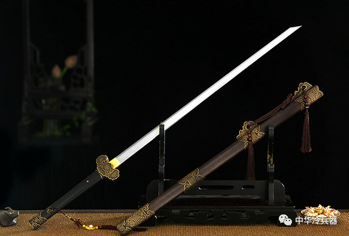 冷兵器时代长杆武器是最强近战武器吗？