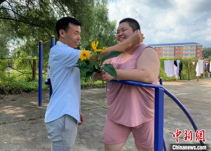 陈前芳想要恢复健康，更想要一个健康的宝宝。2019年9月，在丈夫的支持和鼓励下，陈前芳来到长春减肥。在深圳工作的丈夫则会每隔两个月坐飞机来到长春陪她生活一周。　受访者供图 摄