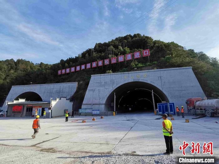 广东省最长公路隧道——松山隧道全线贯通 郭军 摄