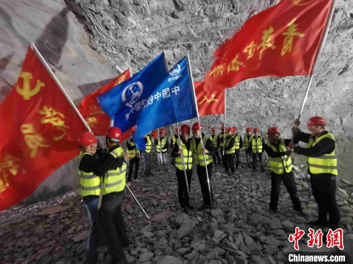 广东省最长公路隧道——松山隧道全线贯通 郭军 摄