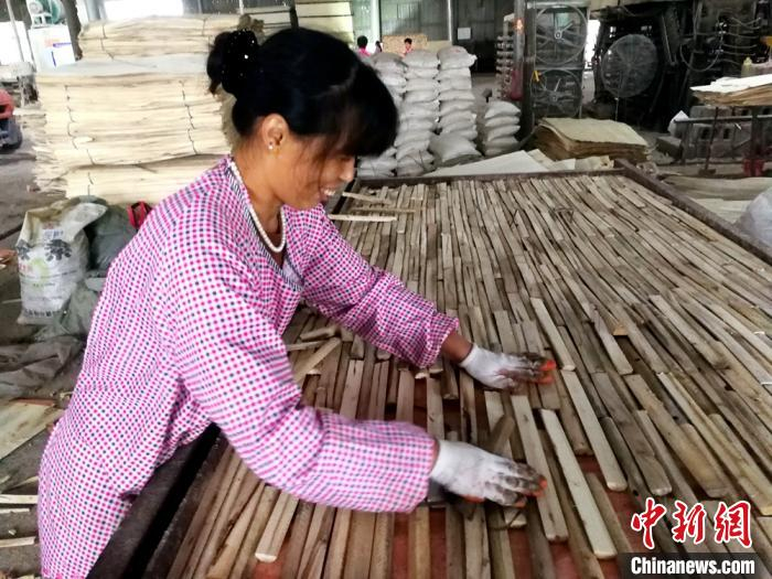 村民刘小景放弃外地打工回乡务工，感觉有奔头。　朱志庚 摄