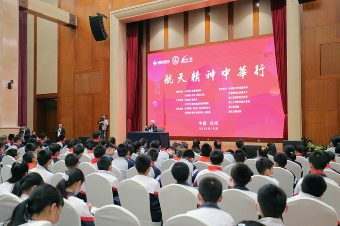 ▲学生们认真聆听戚院士讲座