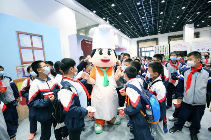 ▲现场青少年开心体验科普展