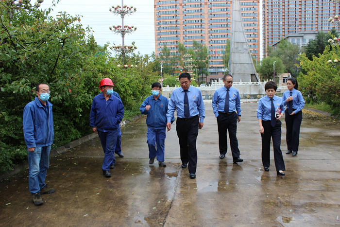 鹤岗市检察院副检察长史卓带领公益诉讼专班人员与铁路运输部门工作人员一起勘察现场