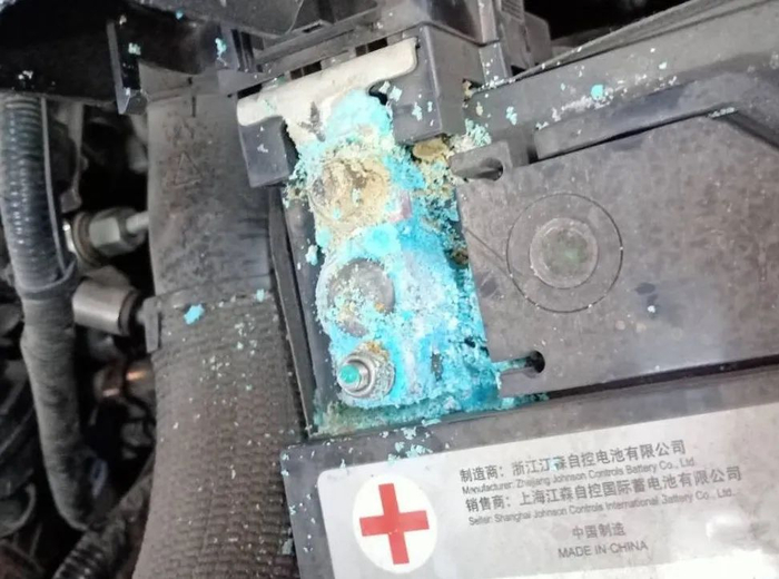 ▲姚先生的汽车电瓶漏液问题严重