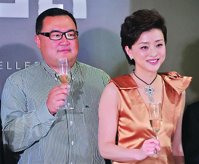 52岁杨澜全家照,儿子像妈妈,女儿像爸爸,儿女颜值差异颇大