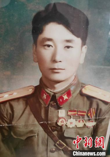 图为葛力格老人年轻时照片。受访者供图