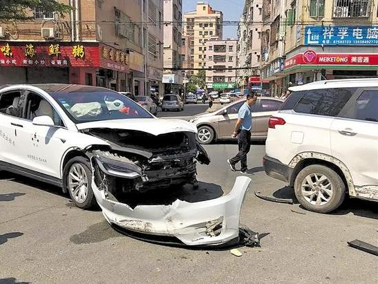 　被撞的“无人驾驶出租车”