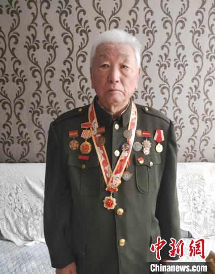 图为葛力格老人现在照片。受访者供图