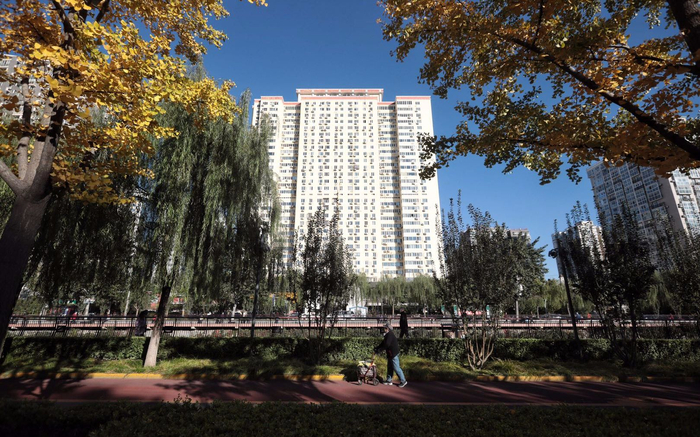 北京市西城区广外街道莲花河西侧路，有市民正在散步。摄影/新京报记者 王嘉宁