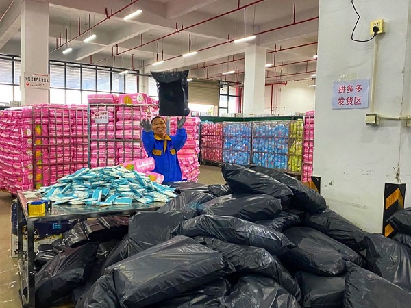 图说：贝婴爽及相关品牌拼多多店铺已经做到“日销百万”   来源/里予 摄（下同）