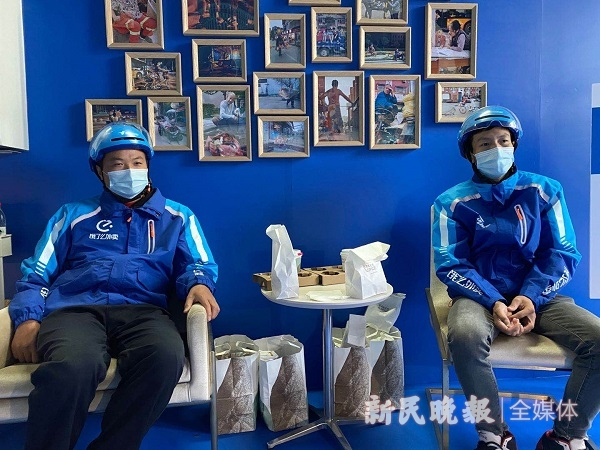 图说：蓝色骑士在外滩有了一个小家  来源/新民晚报记者 杨玉红 摄（下同）