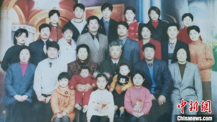 图为葛力格老人全家福。受访者供图