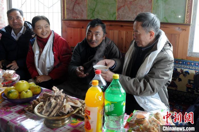 调研组一行在阿坝州红原县阿木乡峨扎村察看了易地扶贫搬迁情况，并进入村民家中，了解生活情况。　张金川 摄