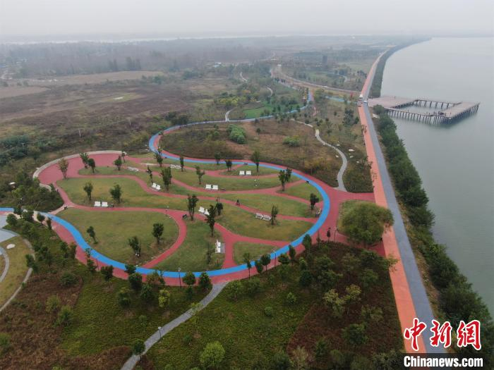  航拍襄阳鱼梁洲环岛景观带 杨东 摄