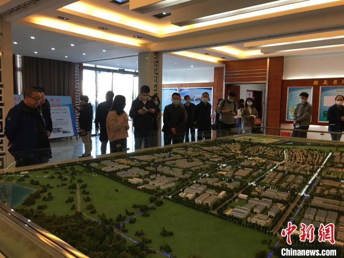  参观老河口循环经济产业园 马芙蓉 摄