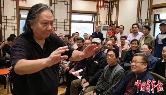     在北京朝阳区团结湖附近的一家餐馆里，“非常组合”的大爷们迎来了疫情以来第一个室内排练日。吴晓东/摄