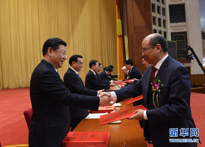 相里斌接受习近平颁奖的照片出现在新华社的图片报道中
