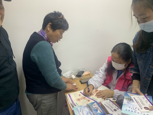 图说：房颤患者在现场得到了专业筛查、登记和教育，未来也会通过云诊疗等多种方式加强和专业医院的互动转诊 邱庆伟 摄