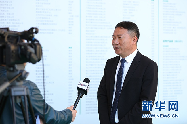 双江县副县长陈斌接受采访。新华网 陈延特 摄