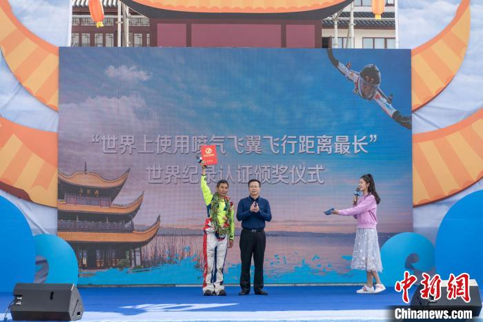 “亚洲飞人”低空极限挑战80公里飞跃洞庭湖成功。湖南经视 供图