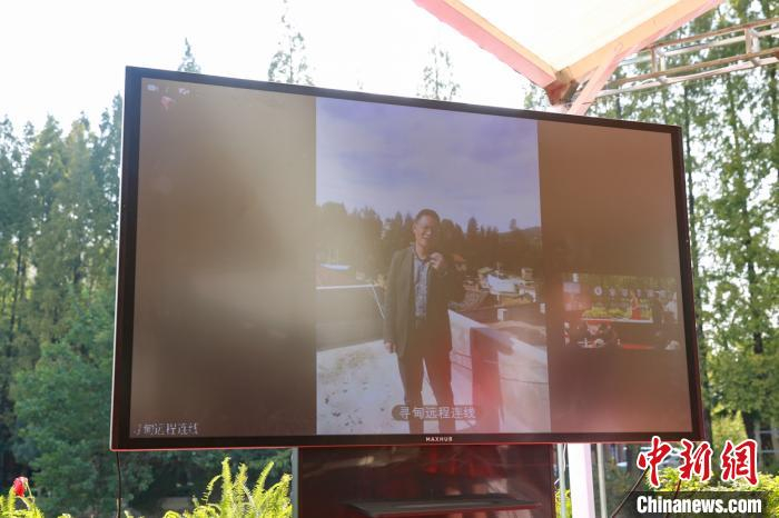 正在寻甸挂职、担任金所街道泽铁社区驻村第一书记的华东师大传播学院教师李浩现场连线。华东师大供图